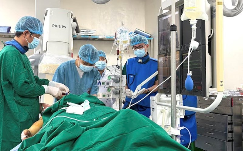 Doctors provide emergency care to victims in the passenger bus overturn in Tam Dao. Photo: BVCC