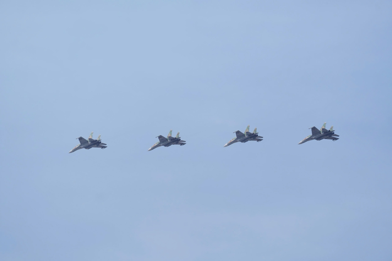 4 Su-30MK2 fighters flew through District 1 on the morning of April 23. Photo: Anh Tu