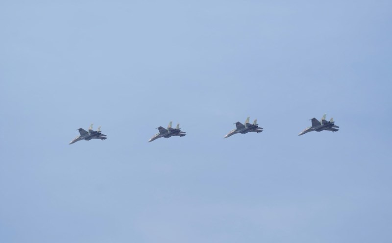 4 Su-30MK2 fighters flew through District 1 on the morning of April 23. Photo: Anh Tu