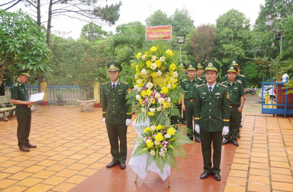 Can bo, chien si Bo doi Bien phong Dak Nong dang huong tuong nho 16 Anh hung liet si. Anh: Van Hoan