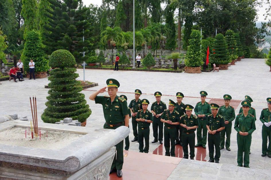 Dai ta Nguyen Thanh Dinh, Chi huy truong BDBP Dak Nong thap huong tri an cac Anh hung liet si. Anh: Van Hoan