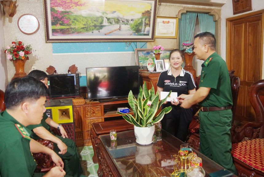 Dai ta Bui Duc Chinh, Pho Chinh uy BDBP tinh tham, tang qua gia dinh chinh sach, nguoi co cong voi cach mang tieu bieu tren dia ban xa Quang Truc, huyen Tuy Duc.