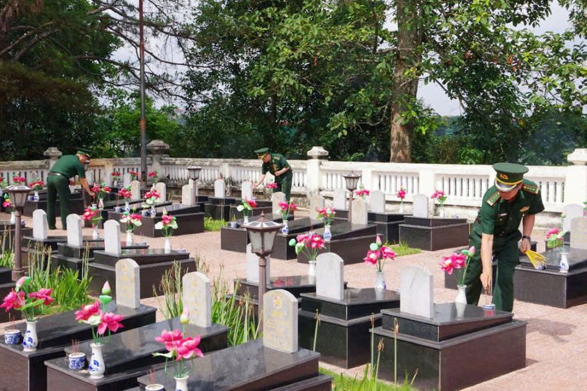 Los oficiales y los soldados de la ciudad encendian su incienso en honor a los heroes y a los soldados. Imagen: El mundo de la cultura