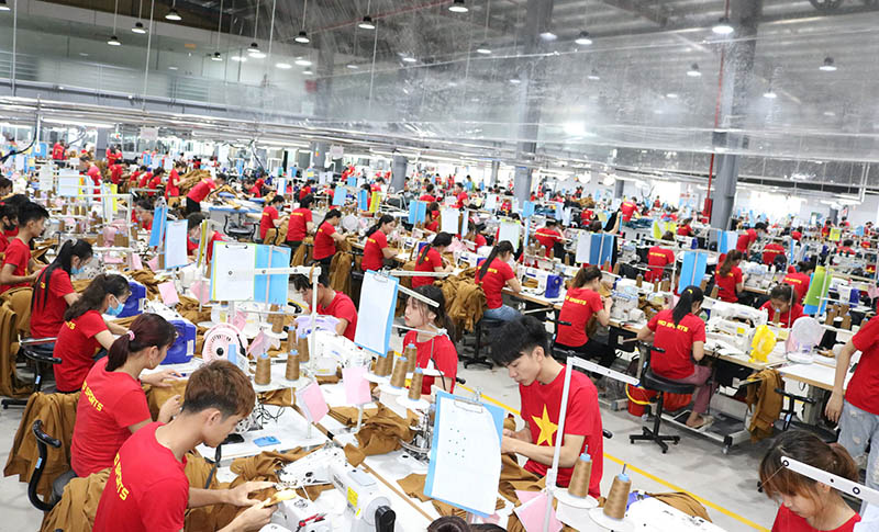Officers and employees working at Pro Sports Hong Thuan Garment Factory (Nam Dinh) are all rewarded with 200,000 VND. Photo: Manh Cuong