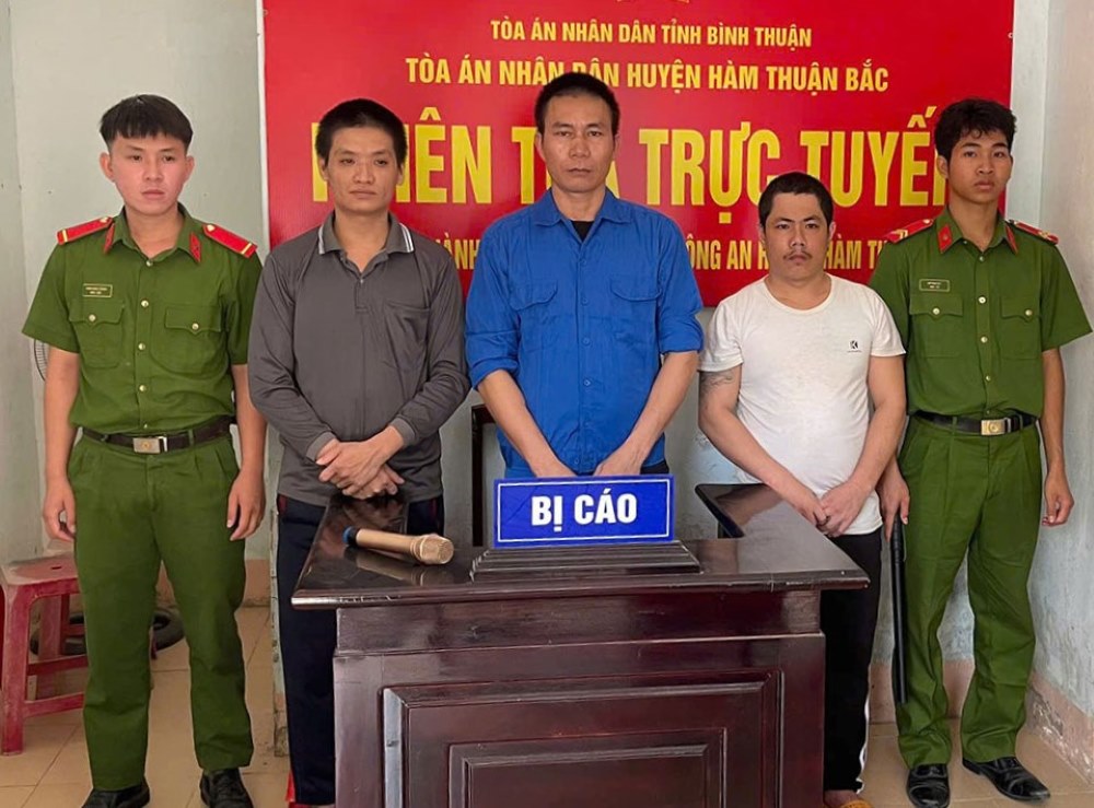 3 bi cao tai phien toa truc tuyen xet xu vu an ma tuy. Anh: Cong an 