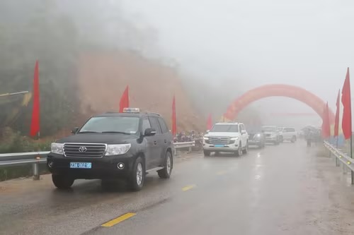 Technical vehicles to open the trillion-dong road in Ha Giang. Photo: Long Anh