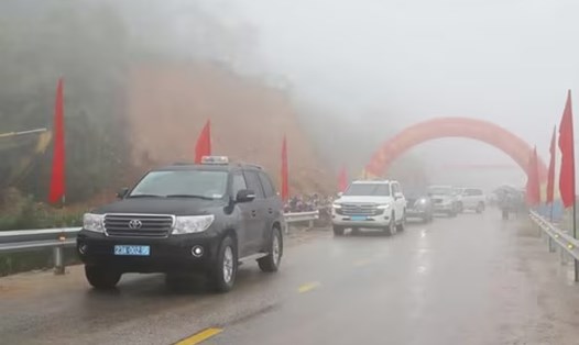Các phương tiện thông xe kỹ thuật tuyến đường nghìn tỉ đồng ở Hà Giang. Ảnh: Long Anh