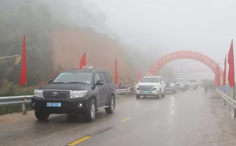 Technical vehicles to open the trillion-dong road in Ha Giang. Photo: Long Anh
