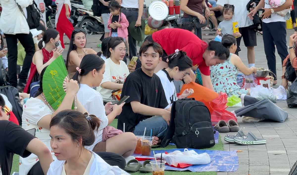 Many people come to Bach Dang wharf early to choose a beautiful location to watch fireworks and drones, on April 26. Photo: Nhu Quynh