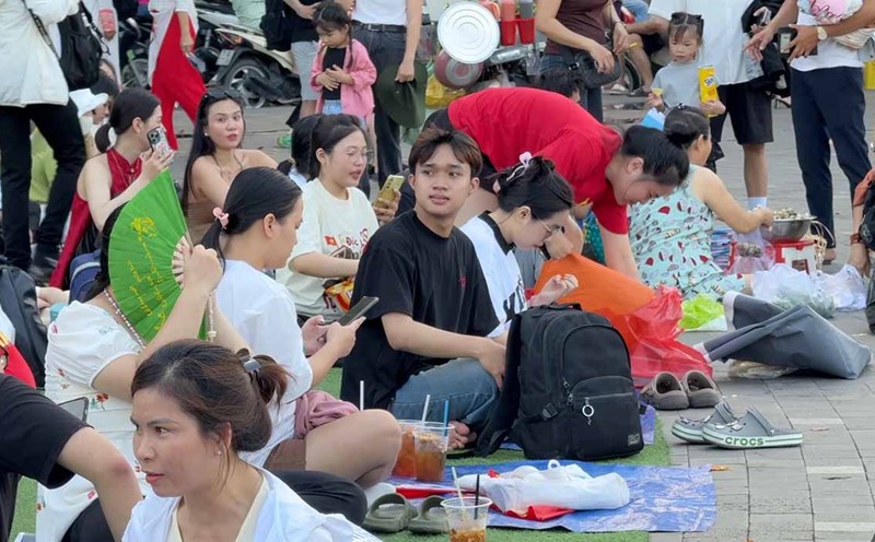 Many people come to Bach Dang wharf early to choose a beautiful location to watch fireworks and drones, on April 26. Photo: Nhu Quynh