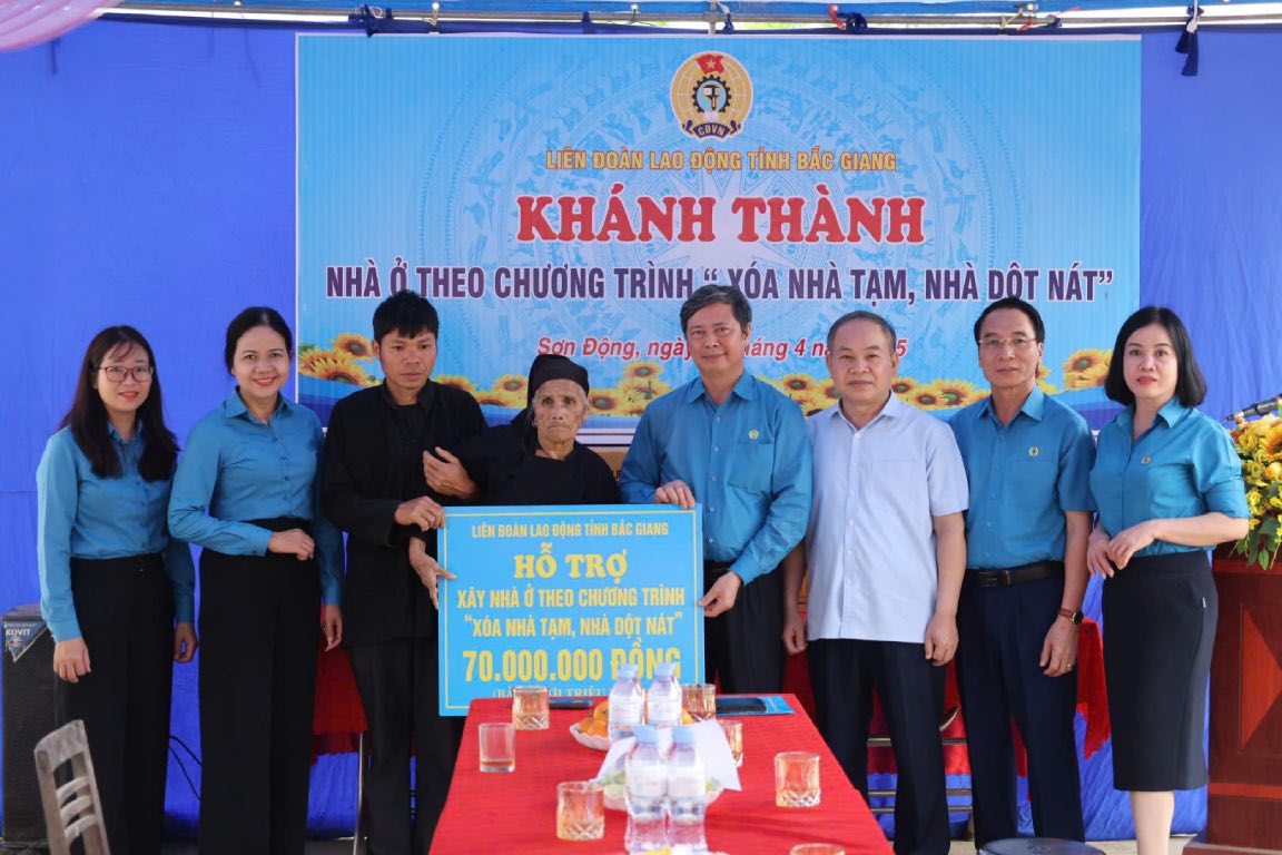 Chairman of the Bac Giang Provincial Federation of Labor Nguyen Van Canh (4th, from right) presented support to families in difficult circumstances to build houses. Photo: Quyet Chien