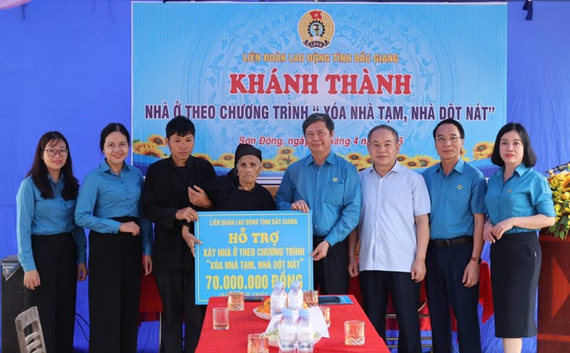 Chairman of the Bac Giang Provincial Federation of Labor Nguyen Van Canh (4th, from right) presented support to families in difficult circumstances to build houses. Photo: Quyet Chien