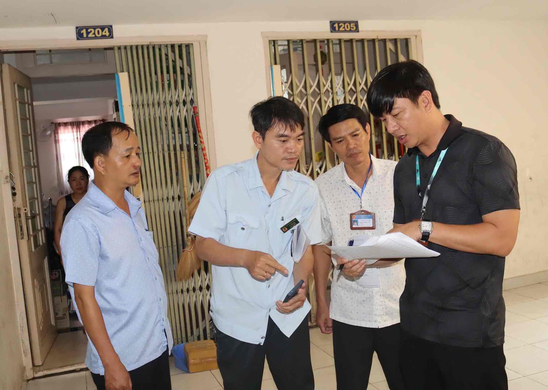 Inspector del Departamento de Construccion de Dong Nai inspecciono el bloque de viviendas sociales A2, distrito de Quang Vinh, distrito de Bien Hoa, Dong Nai. Imagen de la HAC