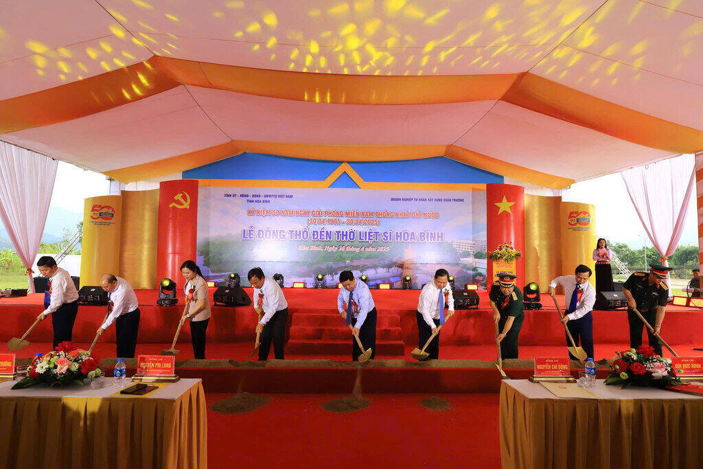 Deputy Prime Minister Nguyen Chi Dung (middle) attended the groundbreaking ceremony of Hoa Binh Martyrs' Temple. Photo: Anh Trung