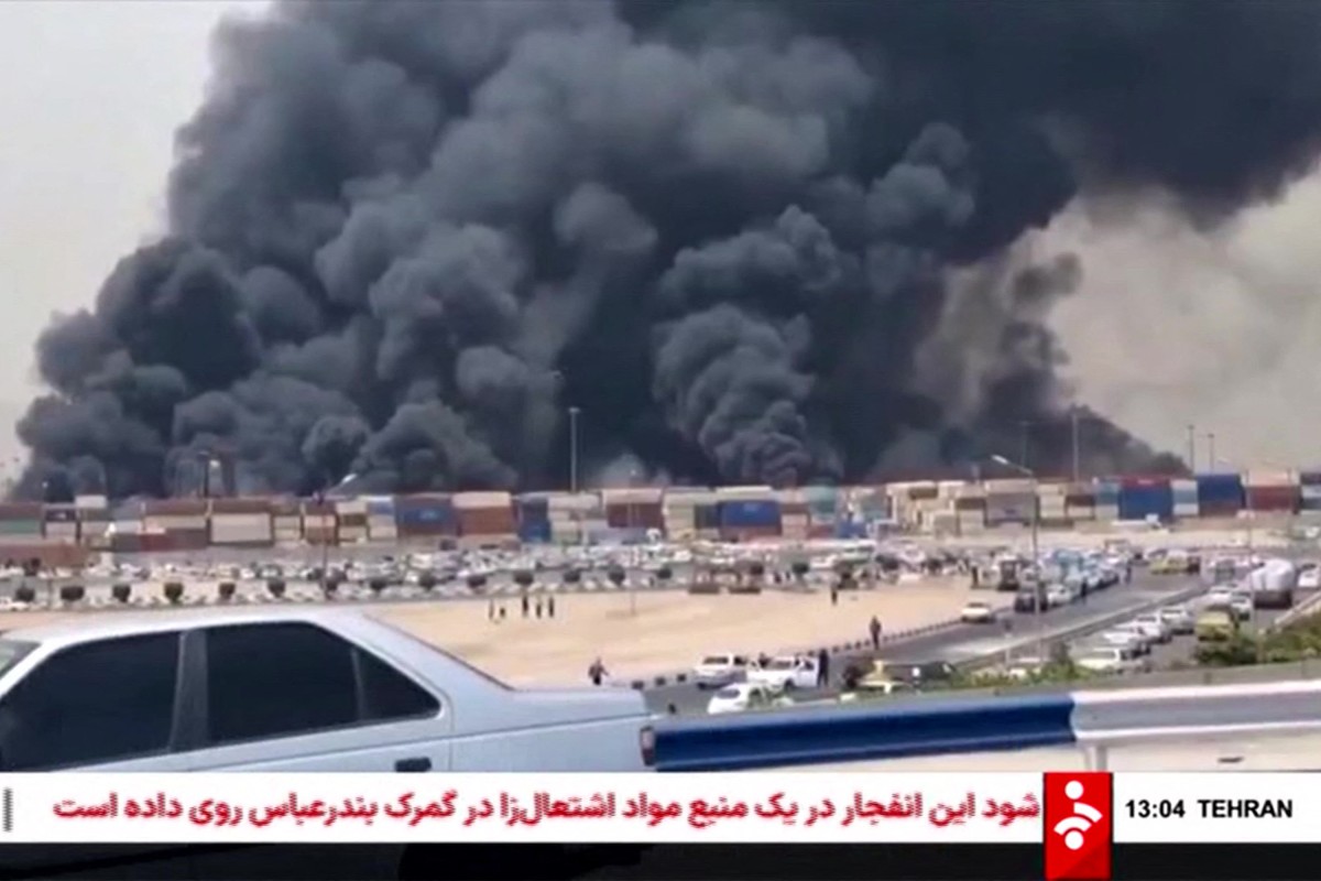 Una explosion en un puerto petrolero irani. Imagen de AFP