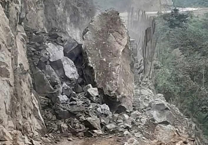 La roca divide la carretera 279, que pasa por el distrito de Van Ban, provincia de Lao Cai. Foto: La gente lo ofrece