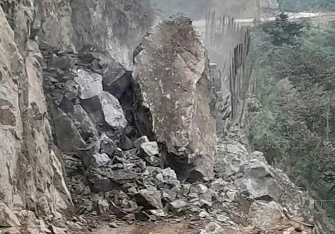 Khối đá khổng lồ sạt lở, chia cắt hoàn toàn Quốc lộ 279 ở Lào Cai