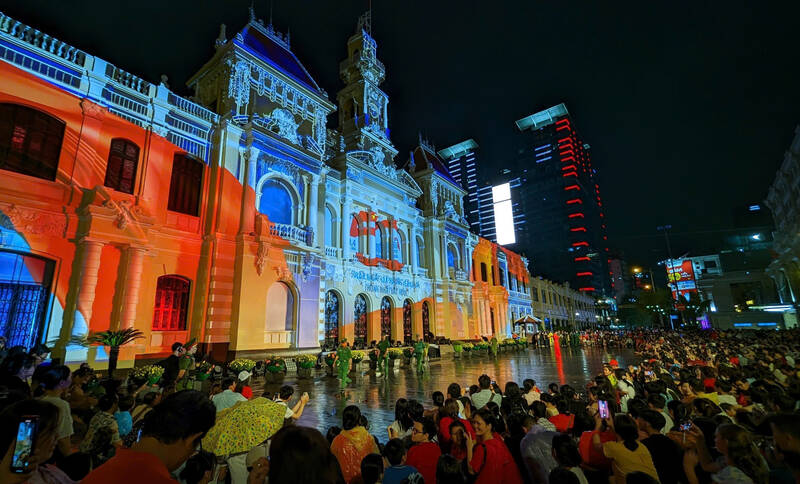 The 3D mapping art program took place at the frontage of the headquarters of the People's Council - People's Committee of Ho Chi Minh City. Photo: Anh Tu