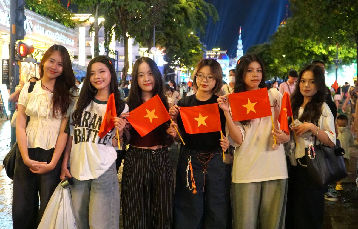Lineas de gente en lluvia se precipitan en las calles peatonales, el puerto de Biancheng en la ciudad de Hubei para ver drones, fuegos artificiales