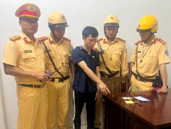 The traffic police proceeded to hand over Le Anh Doan and the evidence to the Minh Khai High Police for settlement. Photo: Hai Phong City Police
