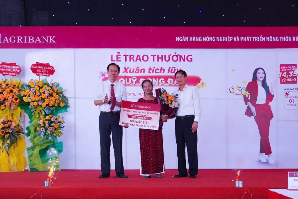 Agribank trao Giải Đặc biệt trị giá 1 tỉ đồng cho khách hàng. Ảnh: Agribank 