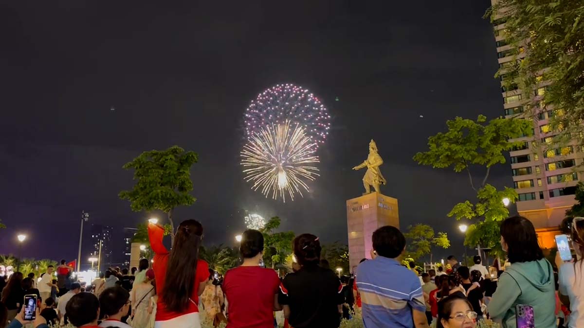 Miles de personas en la ciudad de Pekin se emocionaron al ver el disparo de fuegos artificiales antes de la fiesta del 30 de abril.