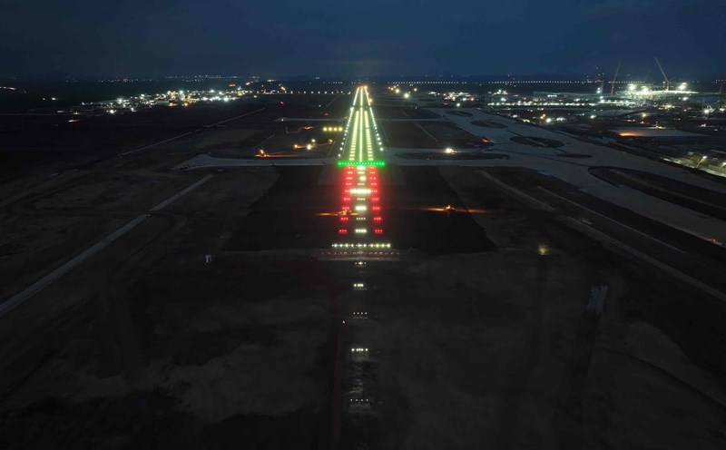 The Long Thanh airport runway lighting system is officially lit up. Photo: HAC