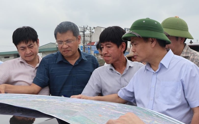 Hai Duong provincial leaders inspect and survey the route of the project to build a high-speed road connecting Hai Duong province with Hai Phong city. Photo: Hai Duong Provincial Information Center