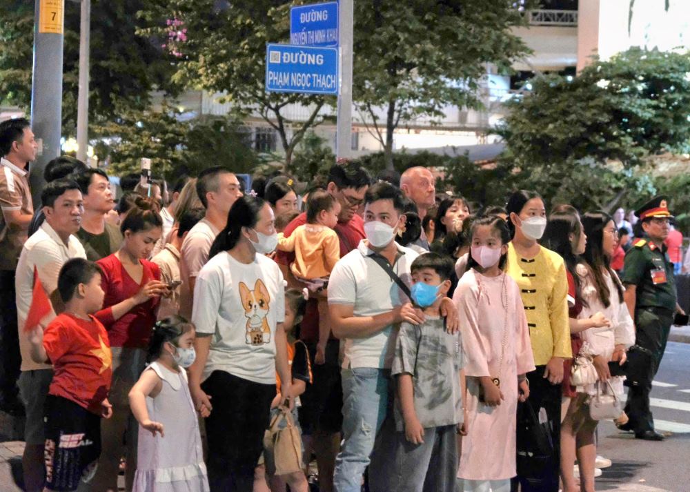 Muchos ciudadanos se dirigieron al centro de la ciudad desde la noche del 26 de abril para ver el desfile general de los soldados en la mañana del 27 de abril