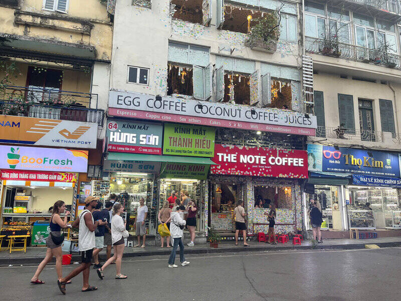 Quan cafe hay cac hang quan via he la dia diem thu hut dong dao khach nuoc ngoai ghe tham nhat. Ảnh: Tuong Vy