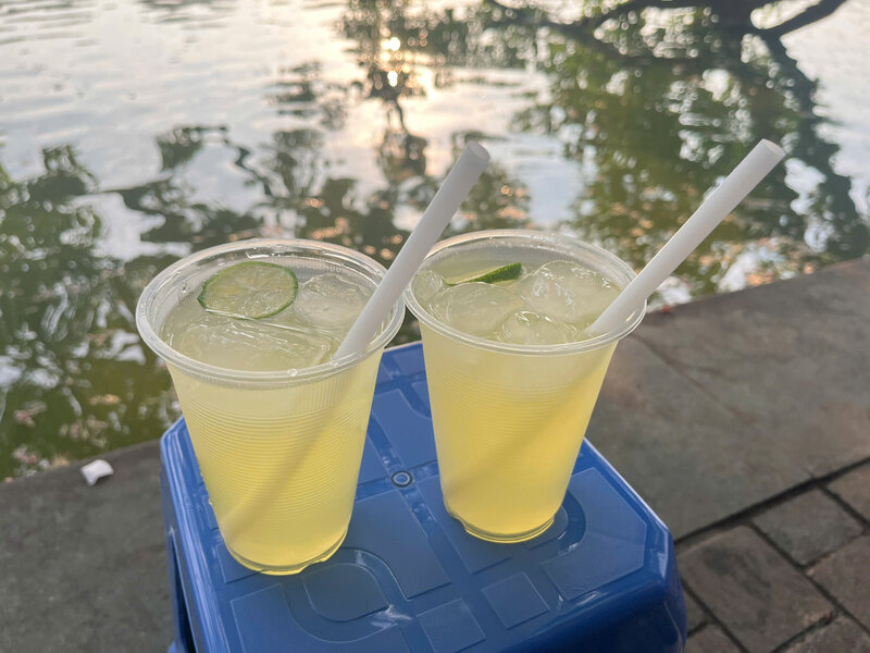 Nhieu du khach cam thay thu vi khi trai nghiem van hoa thuong thuc do uong via he tai Ha Noi. Ảnh: Tuong Vy