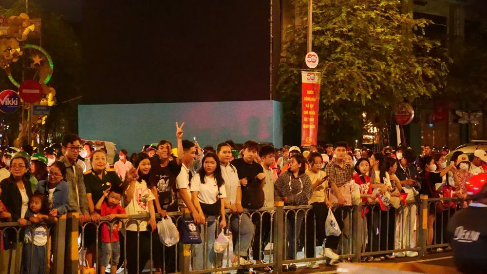 People from many provinces and cities come to Ho Chi Minh City to stay up all night waiting for the rehearsal of the April 30 holiday