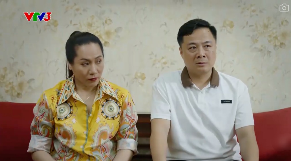 Vo chong Dai va Xuan boi roi vi khong the thuyet phuc bo me di du lich dip nghi le. Anh: Cat tu video