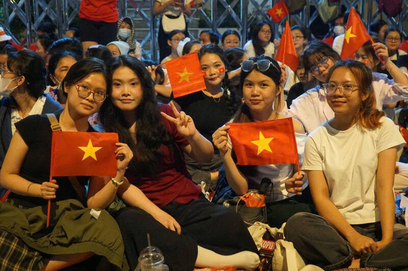 La gente esta ansiosa por ver el desfile. Imagen: Los pies de la luz