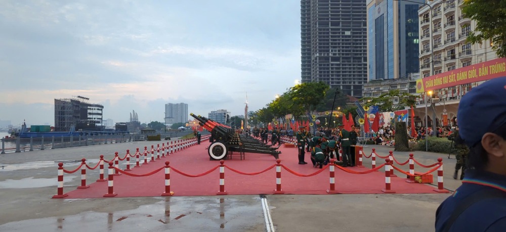 Dozens of soldiers check the cannons before the rehearsal for the April 30 grand ceremony