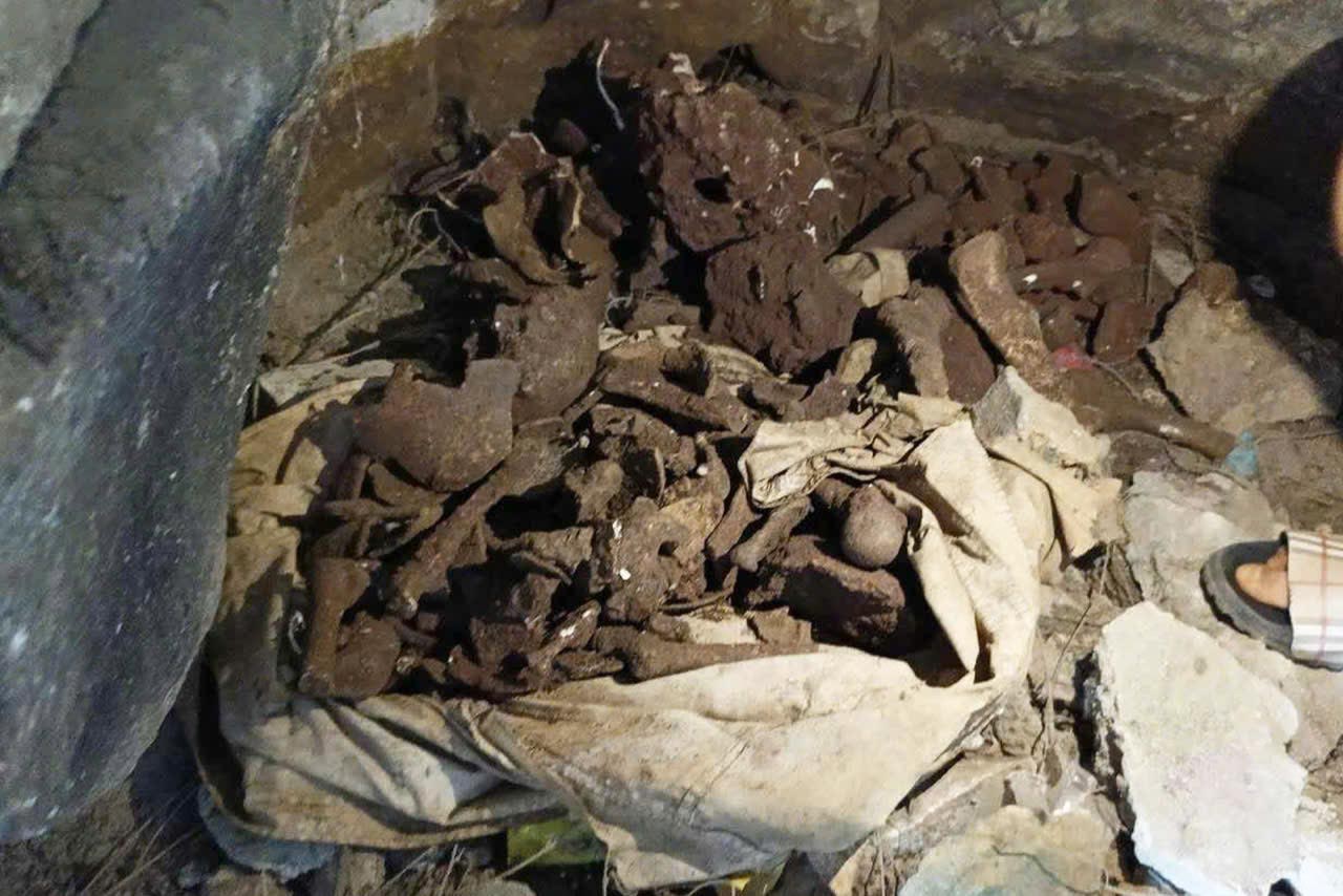 Excavating the Len Chua stone cave to investigate the discovery of 18 skulls and many remains, the authorities discovered many remains of fossil bones. Photo: Ngoc Anh