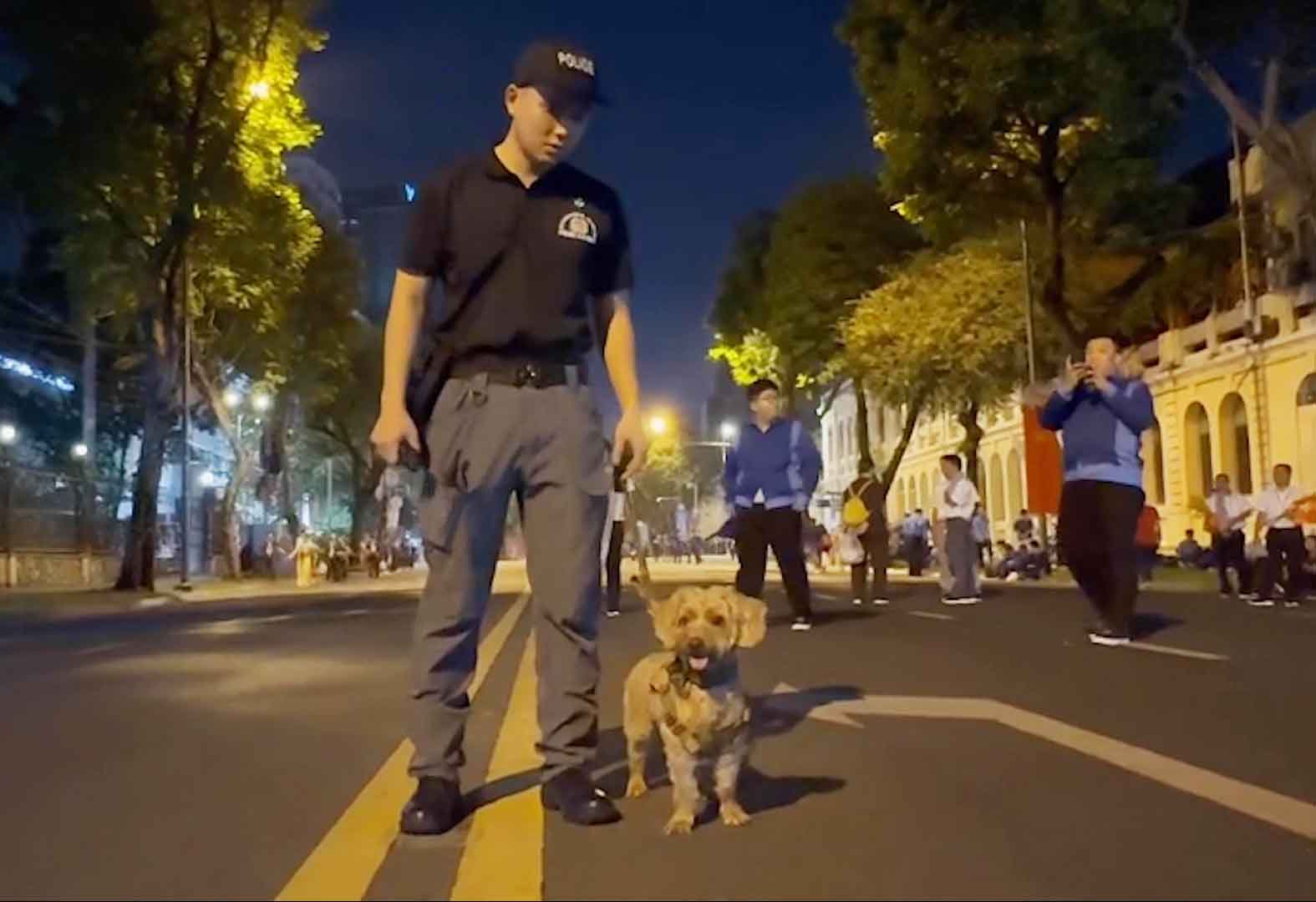 El amado guerrero olia las bombas de proteccion de la fiesta 30.4 en la ciudad de HCMC.