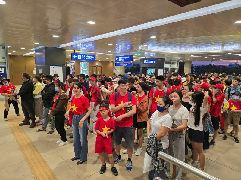Nguoi dan xep hang cho len san ga de di tau luc 5g sang ngay 27.4 tai ga Phuoc Long. Anh: Nam Duong