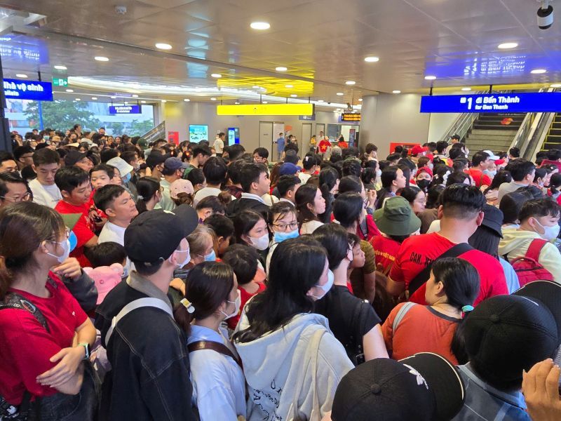 A large number of people waited at the stations on the Ben Thanh - Suoi Tien Metro line to watch the general parade on the morning of April 27. Photo: Nam Duong