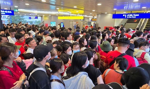 Rất đông người dân chờ ở các ga trên tuyến Metro Bến Thành - Suối Tiên để đi xem tổng duyệt diễu binh sáng 27.4. Ảnh: Nam Dương