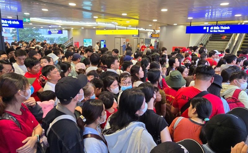 A large number of people waited at the stations on the Ben Thanh - Suoi Tien Metro line to watch the general parade on the morning of April 27. Photo: Nam Duong