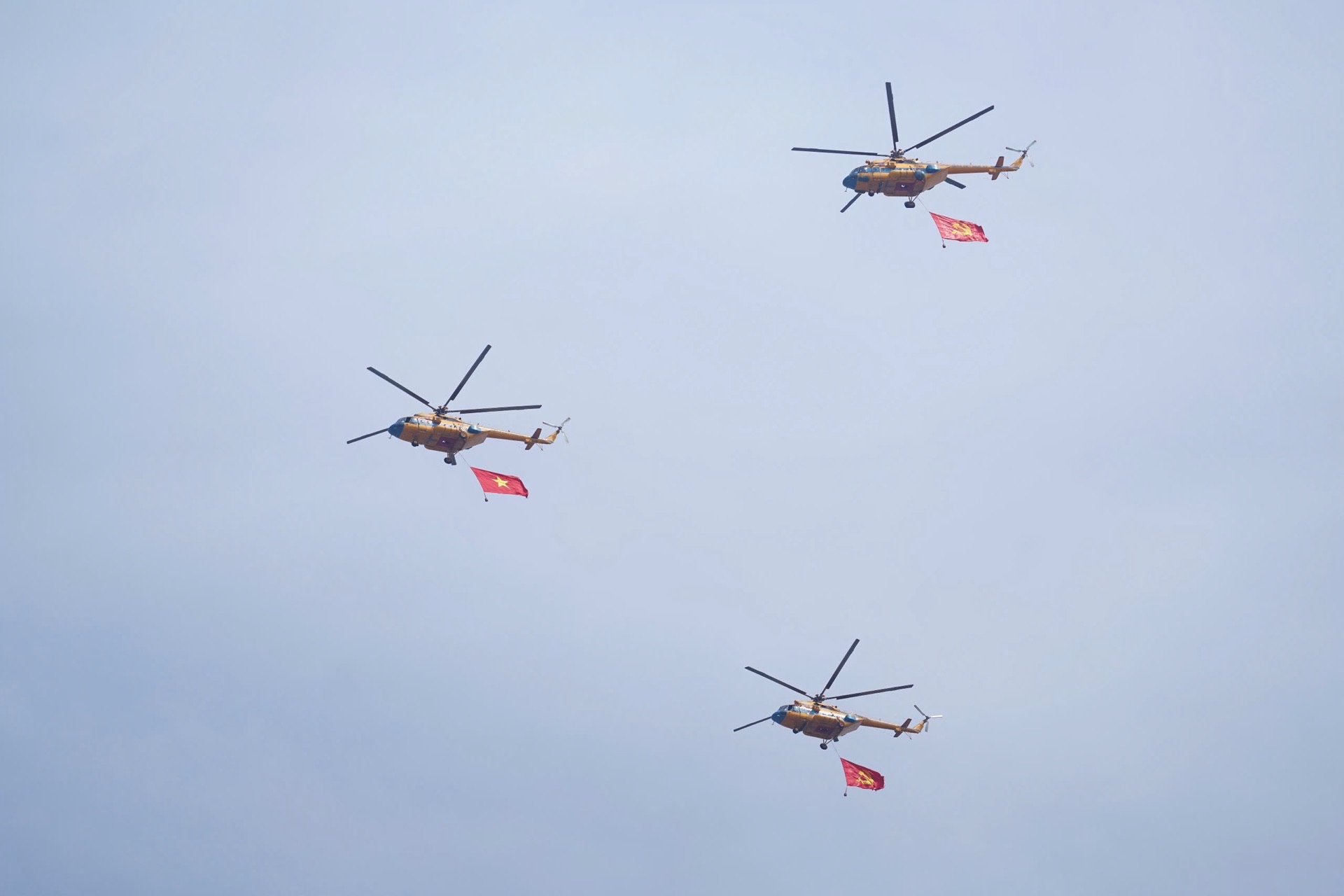 El helicoptero arrojo la bandera en el cielo de la ciudad de Beijing. Foto: Su hermano
