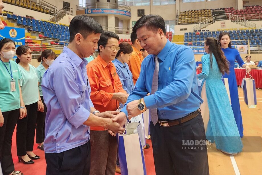 Chủ tịch LĐLĐ tỉnh Phú Thọ Hà Đức Quảng và các đại biểu trao quà cho CNLĐ có hoàn cảnh khó khăn tại buổi lễ. Ảnh: Tô Công.