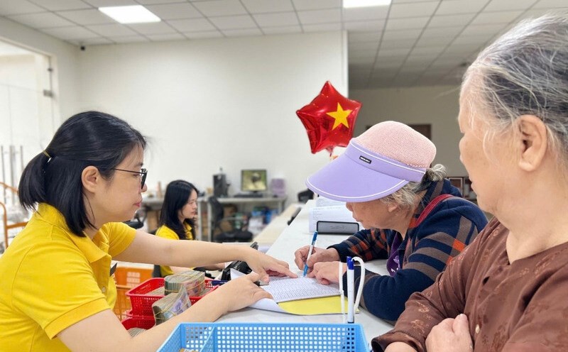 Lang Son City Post Office staff pay pensions to people. Photo: Ngoc Hieu