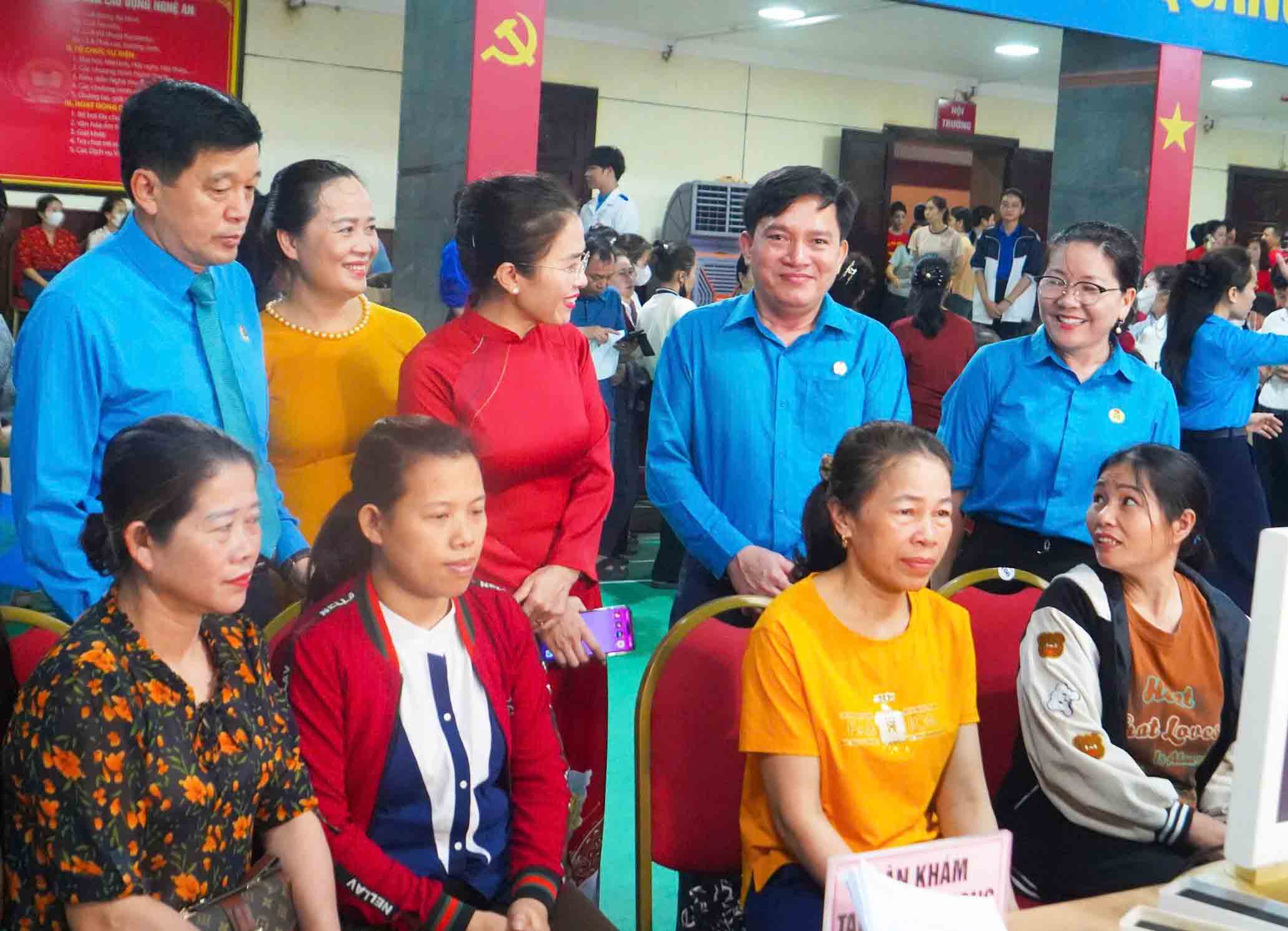 Vice President of the Vietnam General Confederation of Labor Nguyen Xuan Hung attended the launching event of Workers' Month 2025 in Nghe An. Photo: Quang Dai
