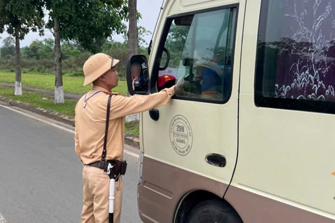 Phát hiện nhiều lái xe chở công nhân ở Hà Nội vi phạm nồng độ cồn