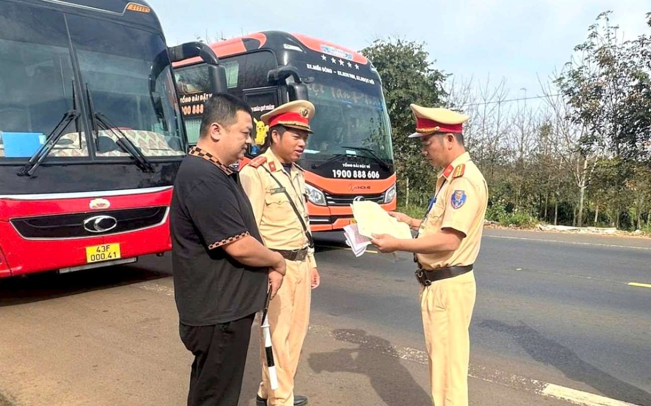 La Policia de Trafico de Seguridad Publica de Da Nang controla el orden de seguridad del trafico en la calle Ho Chi Minh. Imagen: El silencio