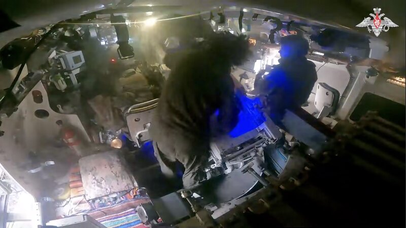 Vistas de la cabina de un tanque ruso. Imagen: cortada de un video del Ministerio de Defensa ruso