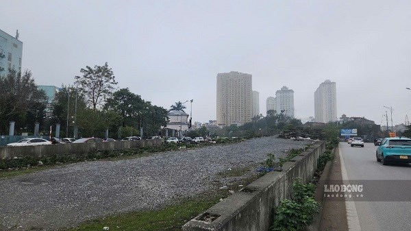 Dự án cầu vượt nút giao đường 70 chậm tiến độ do vướng mặt bằng. Ảnh: Minh Hạnh