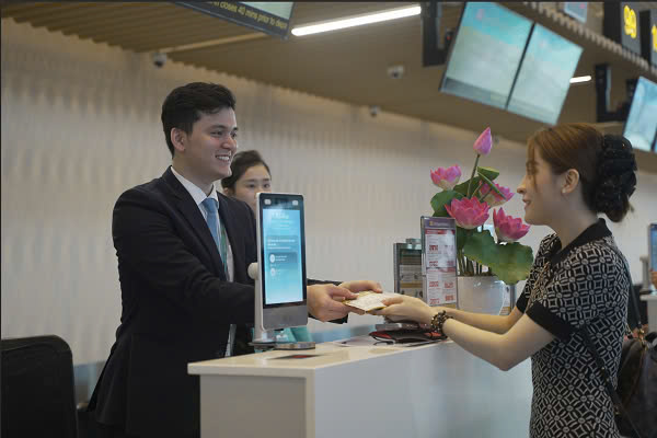 People complete procedures at Tan Son Nhat T3 terminal. Photo: Dinh Ngoc